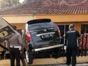 Mobil ‘Terbang’ Seruduk Pagar Kantor Polisi di Kudus