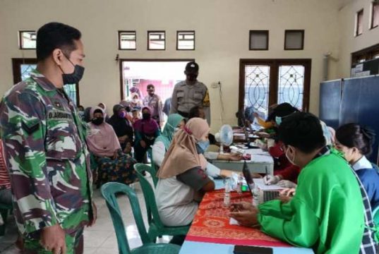 Petugas Koramil dan Polsek Selalu Dampingi Percepatan Vaksinasi