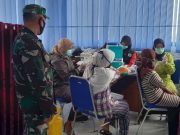 Anggota Koramil Sawangan Kawal Serbuan Vaksinasi
