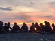 Sajian Tarian Kecak Menghibur Wisatawan di Pantai Kerandangan Senggigi