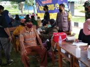 Babinsa dan Bhabinkamtibmas Dampingi Serbuan Vaksinasi Komunitas Gelas Bumbung