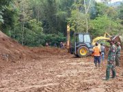 Tanah Longsor Tutup Jalan Magelang-Boyolali