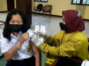 Agar Tak Bingung, Petugas Arahkan Warga yang Ikut Vaksinasi