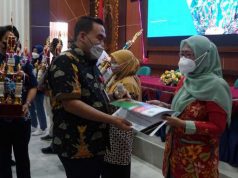 Pemenang Lomba Penjaringan Krenova Menerima Hadiah
