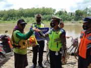 Pemilik Penyeberangan Tradisional Sungai Bengawan Solo di Blora Terima Bantuan Pelampung