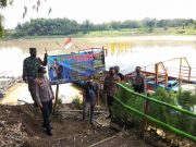 Antisipasi Perahu Tenggelam, Petugas Gabungan Pantau Penyeberangan Bengawan Solo di Cepu