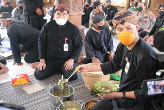 Ganjar Pimpin Upacara Hari Pahlawan di Blora dengan Kostum Adat Samin