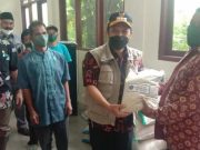 Bupati Serahkan Bantuan pada Korban Tanah Longsor di Mergolangu Kalibawang Wonosobo
