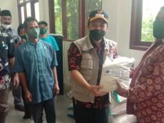 Bupati Serahkan Bantuan pada Korban Tanah Longsor di Mergolangu Kalibawang Wonosobo