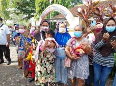 Emak-emak Kenakan Daster Berebut Ketemu Ganjar