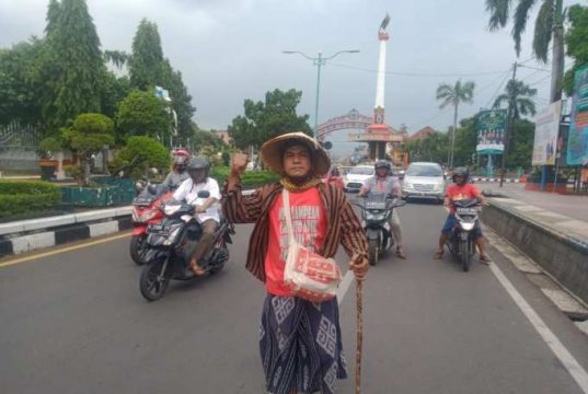 Wujud Cinta Jepara, Tigor Sitegar Jalan Kaki 22 Km Sampaikan Petisi pada Pj Bupati