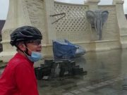 Sambil Sepedaan Ganjar Hujan-hujanan Cek Pembangunan Kawasan Borobudur