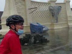Sambil Sepedaan Ganjar Hujan-hujanan Cek Pembangunan Kawasan Borobudur