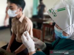 Ganjar Bantah Vaksin Kedaluwarsa Akibat Kelamaan di Provinsi