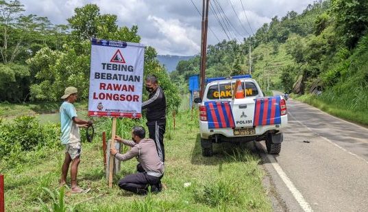 Tebing Selaranda Rawan Longsor, Polres Pasang Rambu