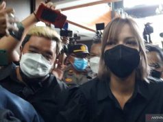 Nia Ramadhani dan Suami Hadiri Sidang di PN Jakarta Pusat
