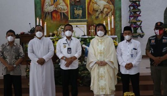 Bupati Kebumen Tinjau Pelaksanaan Natal di Sejumlah Gereja