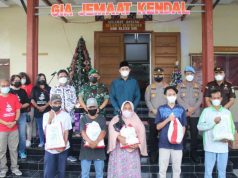 Usai Monitor Sejumlah Gereja, Secara Simbolis Bupati Bagikan Paket Sembako