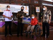 Bupati Kudus Bagikan Bonus untuk Atlet PON XX dan Papernas XVI