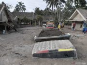 Warga Memadati Wilayah Kampung yang Tertimbun Abu Semeru