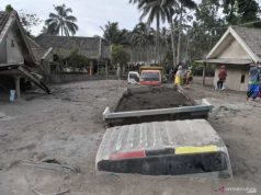 Warga Memadati Wilayah Kampung yang Tertimbun Abu Semeru