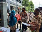 Irwasda Polda Jateng Bantu dan Hibur Warga Terdampak Banjir Rob