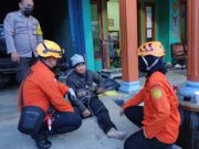 Petugas Evakuasi Pendaki Gunung Merbabu Akibat Kelelahan