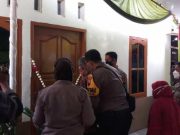 Bedah Rumah Polsek Gunungpati, Ngarijo Terima Kunci Rumah dari Kapolrestabes Semarang