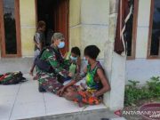 Satgas TNI Yonif 711 Layani Kesehatan Warga Perbatasan RI-PNG