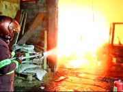 Diduga Akibat Forklift Konslet, Bengkel Terbakar