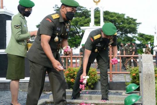 Kasdam Brigjen TNI Widi Prasetyono Pimpin Ziarah ke TMP Giri Tunggal Peringati Hari Juang TNI-AD Ke-76