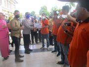 Tak Bisa Jualan pada Malam Tahun Baru, PKL Terima 1.000 Paket Sembako dari Polres Klaten