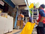Jalan Ditutup, Warga Alun-Alun Kota Tegal Pasang Bendera Kuning dan Bakar Dupa