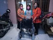 Dinsos Blora Sigap, Serahkan Bantuan Kursi Roda untuk Mas Teguh