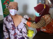 Vaksinasi Door to Door Sukses Tingkatkan Capaian Sasaran Lansia
