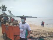Rokhman Petinggi Desa Telukawur Peduli Kebersihan Sampah Pantai