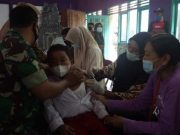 Danramil Beri Semangat Siswa SDN Batursari 5 Mranggen untuk Divaksin