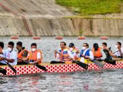 Presiden Jokowi Bersama Para Menteri Dayung Perahu Naga di Bendungan Ladongi