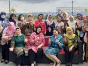 Anisa Tatryana Serahkan Kursi Pimpinan Ikatan Ibu-ibu USM pada Siti Choeriyah