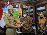 Ganjar Pranowo Mendapatkan Keris Luk 9 dari Tokoh Budaya Sabar Narimo