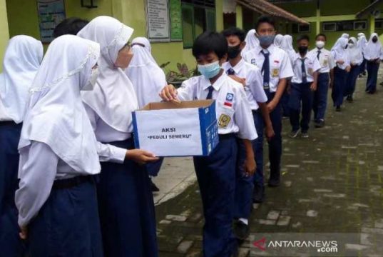 Kepedulian SMPN 6 Temanggung pada Warga Terdampak Erupsi Gunung Semeru