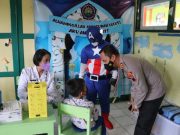 Bawa Badut, Kapolres Semangati Siswa SD Muhammadiyah Ikuti Vaksin