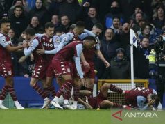 Polisi Tangkap Suporter Tersangka Pelemparan saat Laga Everton vs Villa