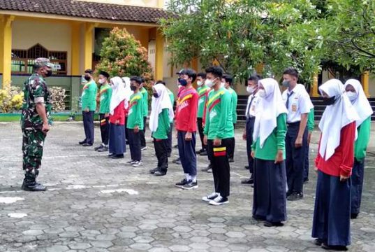 Prajurit TNI Tampil Jadi Instruktur LDK di MTs Negeri 4 Wonogiri