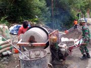 Bersama Masyarakat, Babinsa Wonogiri Perbaiki Saluran Irigasi