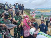 Dandim Wonogiri Tebar 20 Ribu Ekor Benih Ikan di Waduk Pidekso