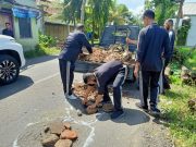 Polisi Tambal Jalan Berlubang di Ruas Muktisari-Buluspesantren