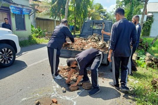 Polisi Tambal Jalan Berlubang di Ruas Muktisari-Buluspesantren