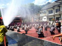 Wuih, 65 Personel Polres Wonogiri Digebyur Air dari Mobil Brandweer