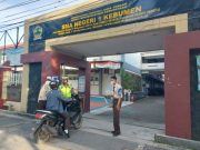 Polres Kebumen Pantau Prokes dan Sosialisasi SIM di SMAN 1